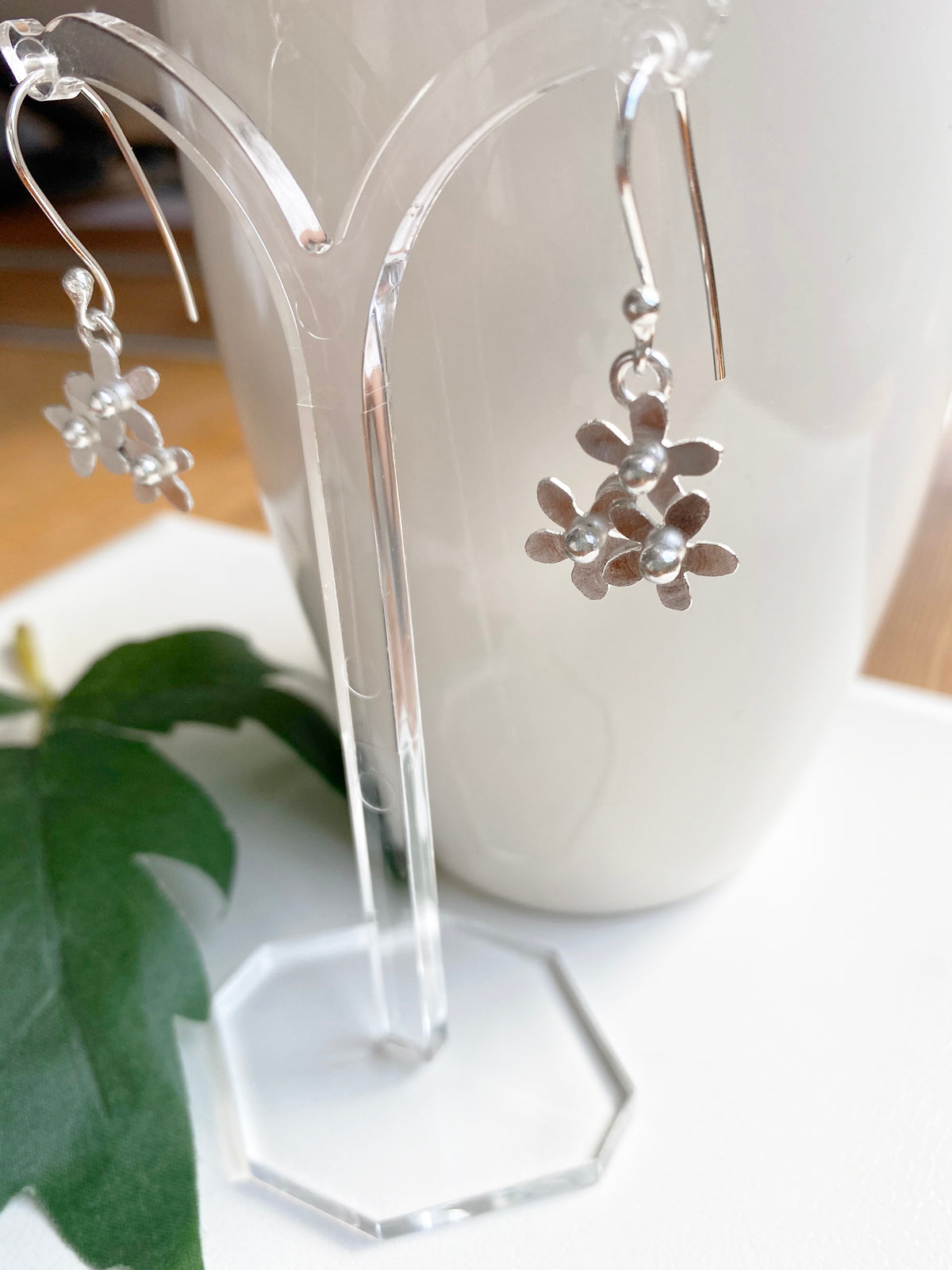 Örhängen tre små handgjorda blommor asymmetriska i äkta silver