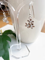 Örhängen tre små handgjorda blommor asymmetriska i äkta silver