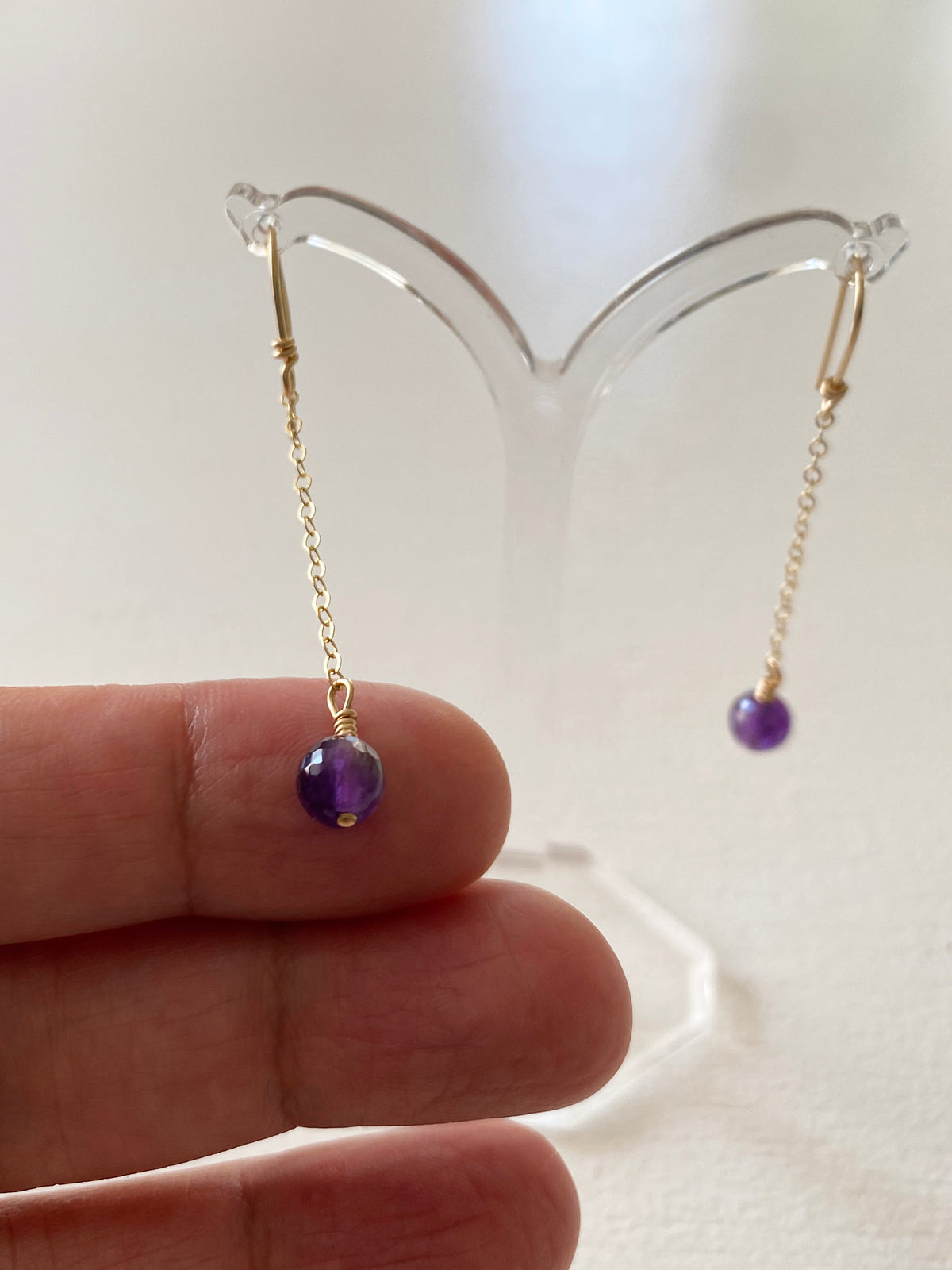 14k gold filled örhängen med kedja och ametist sten, februari månadssten