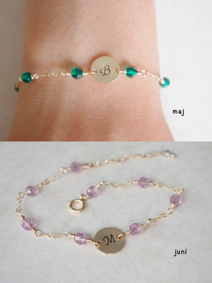 Armband 14k gold filled med bokstavsbricka och månadssten, present till en liten flicka
