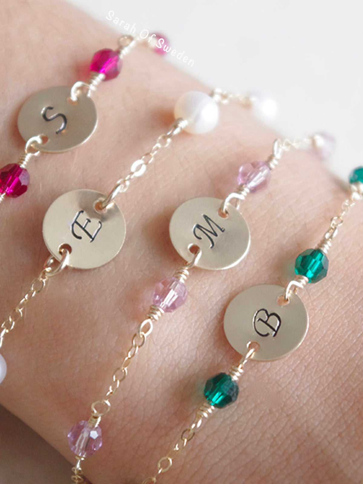 Armband 14k gold filled med bokstavsbricka och månadssten, present till en liten flicka