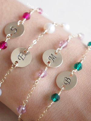 Armband 14k gold filled med bokstavsbricka och månadssten, present till en liten flicka