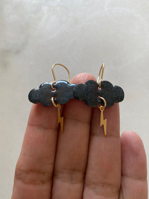 Moln örhängen åskväder svart moln och blixt vädersymboler smycken