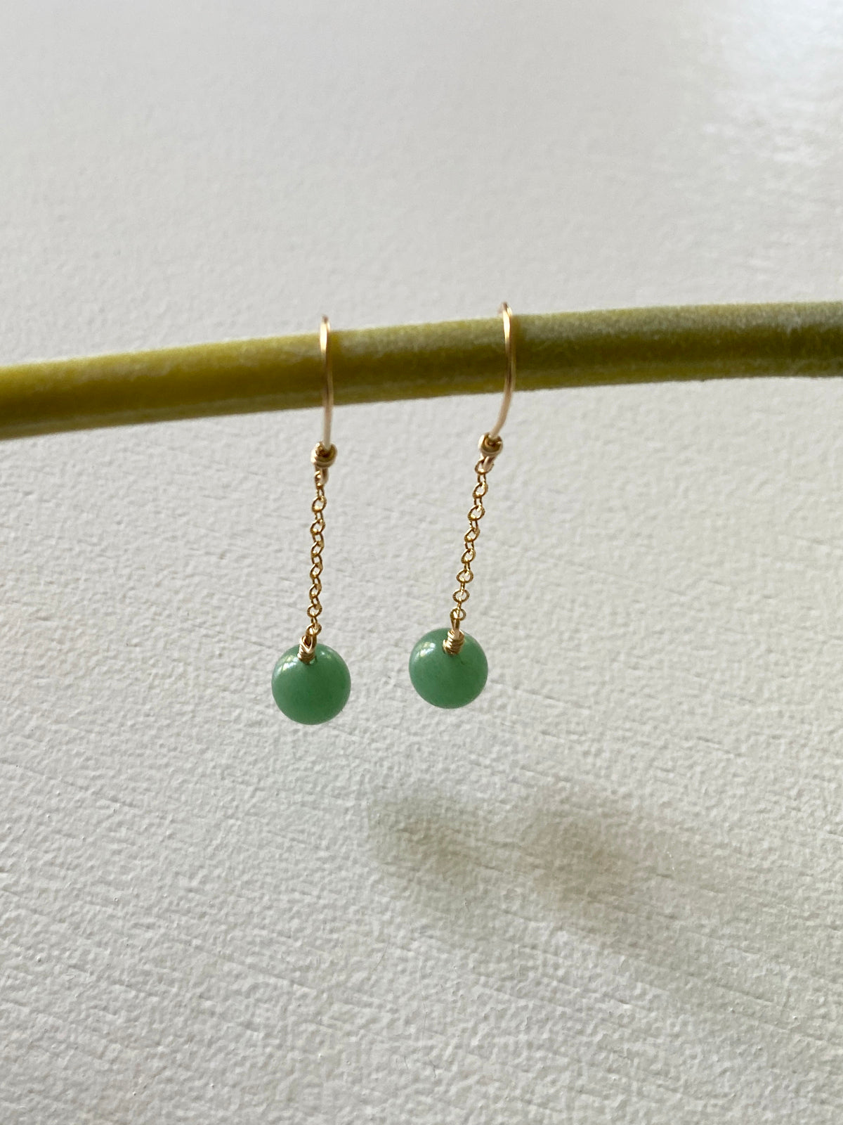 14k gold filled örhängen med lång kedja och grön aventurin sten