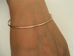 Två armringar i 14K guldfylld rund slät armring en snurrad armring, gold filled armband