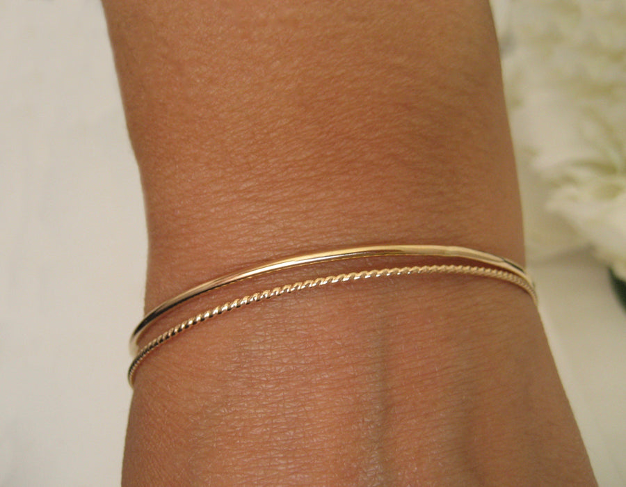 Två armringar i 14K guldfylld rund slät armring en snurrad armring, gold filled armband