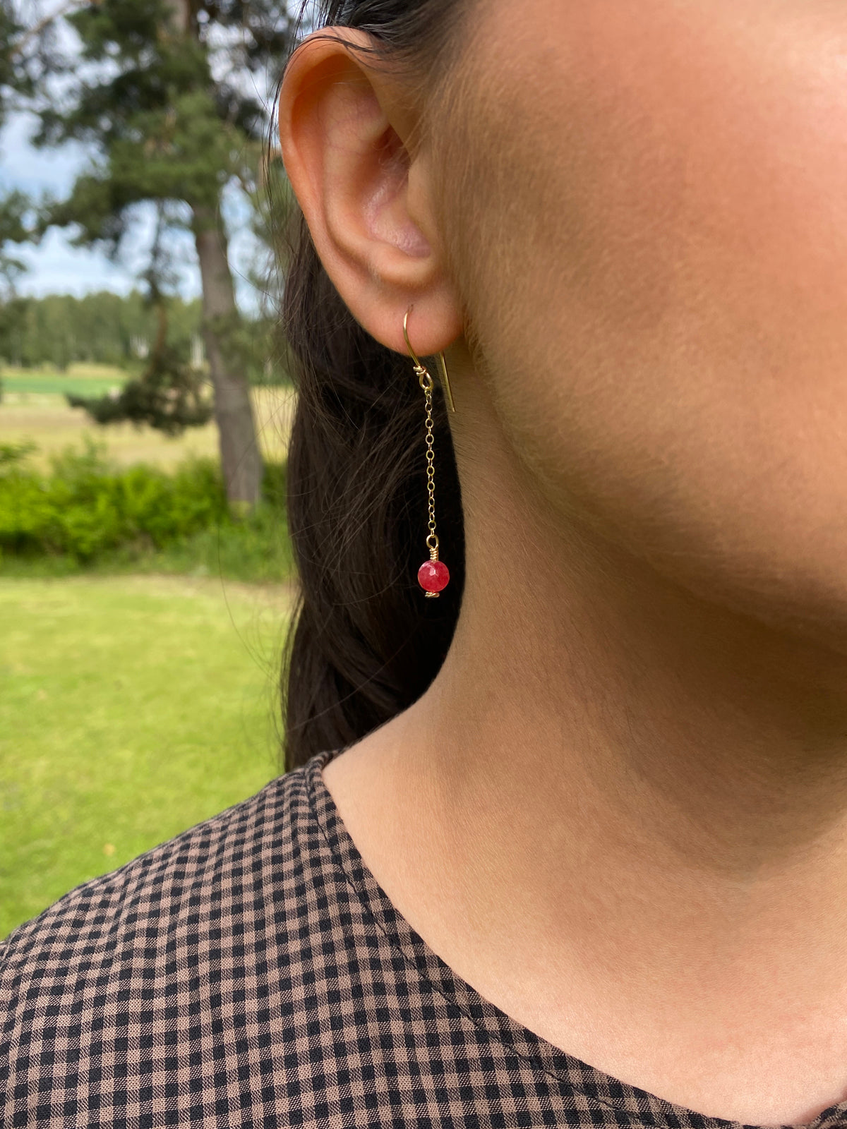 14k gold filled örhängen med kedja och körsbärsröd sten