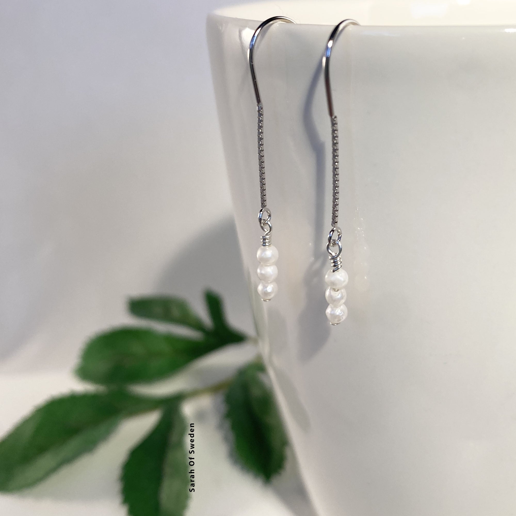 Trendiga halvlånga silverörhängen sötvattenpärla kedja dra igenom örat