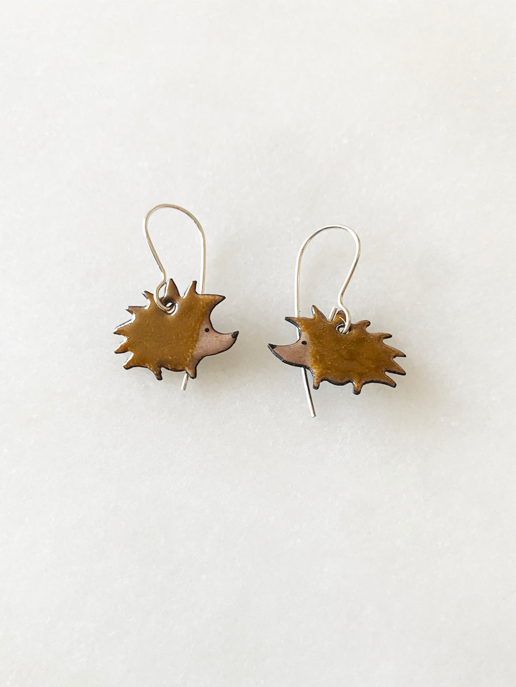 Smycken för naturälskare, igelkott emalj örhängen krok i Sterling silver