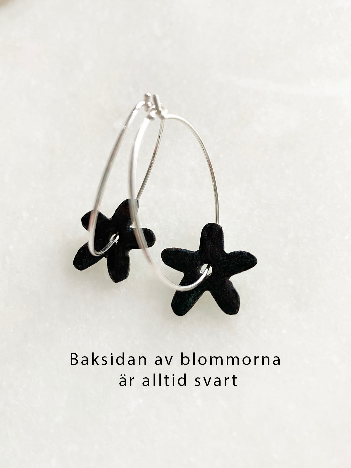 Blomörhängen flower power hoop örhängen blommor i emalj