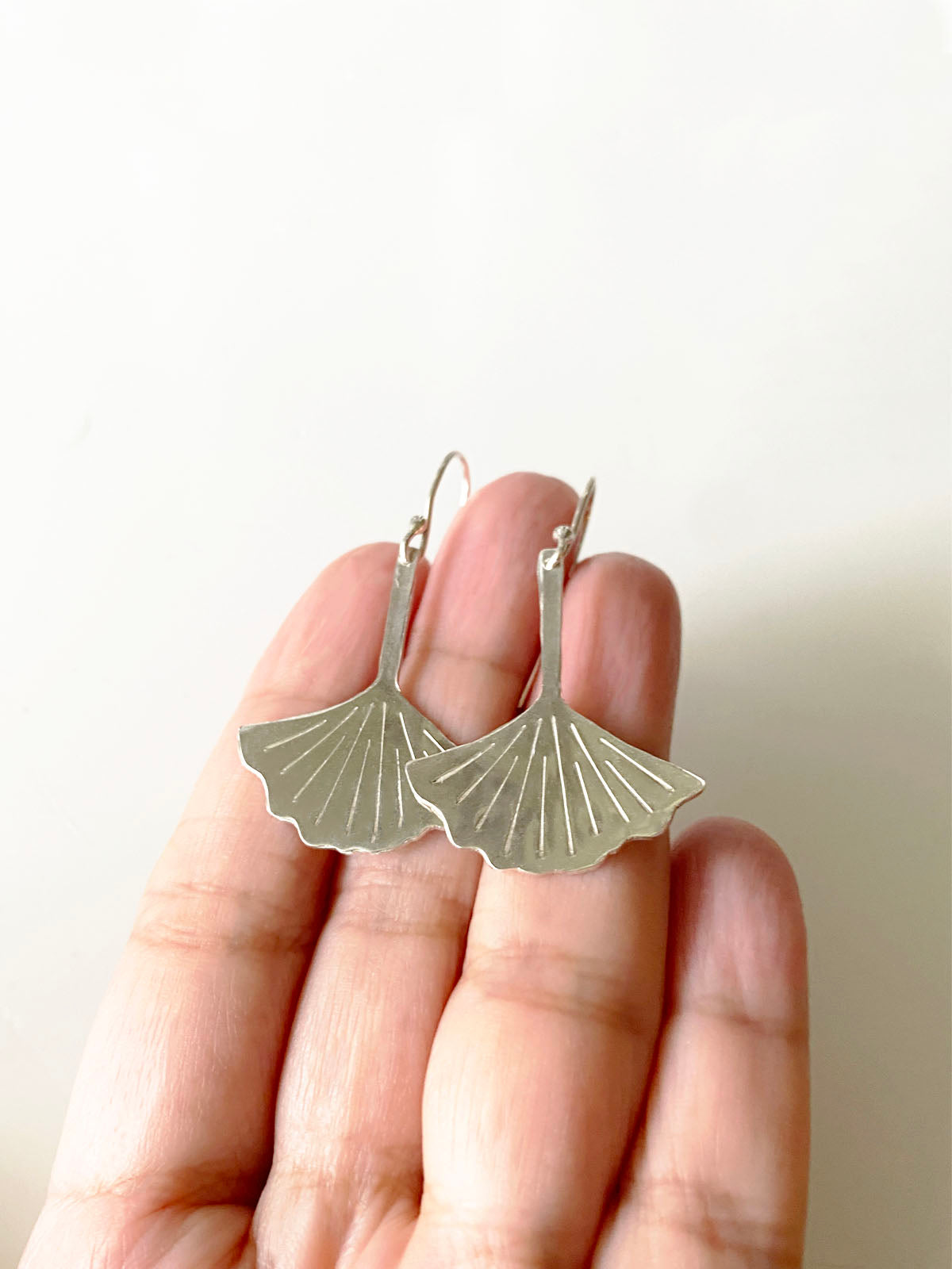 Verguld en Gingko oorbellen - Bruno da Rocha - juwelier Verguld en Gingko oorbellen - Bruno da Rocha - juwelier
