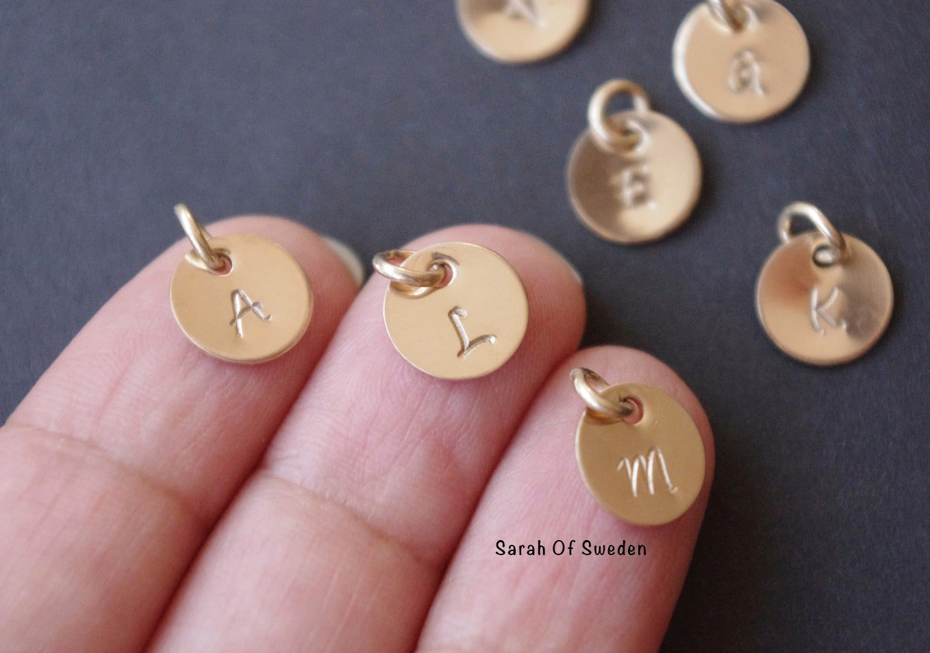 14k gold filled halsband med stor pärla och bokstavsbricka