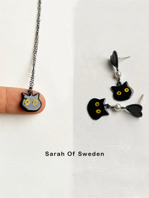 Kattörhängen svart katt med hjärta och pärla örhängen Halloween