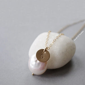 14k gold filled halsband med stor pärla och bokstavsbricka