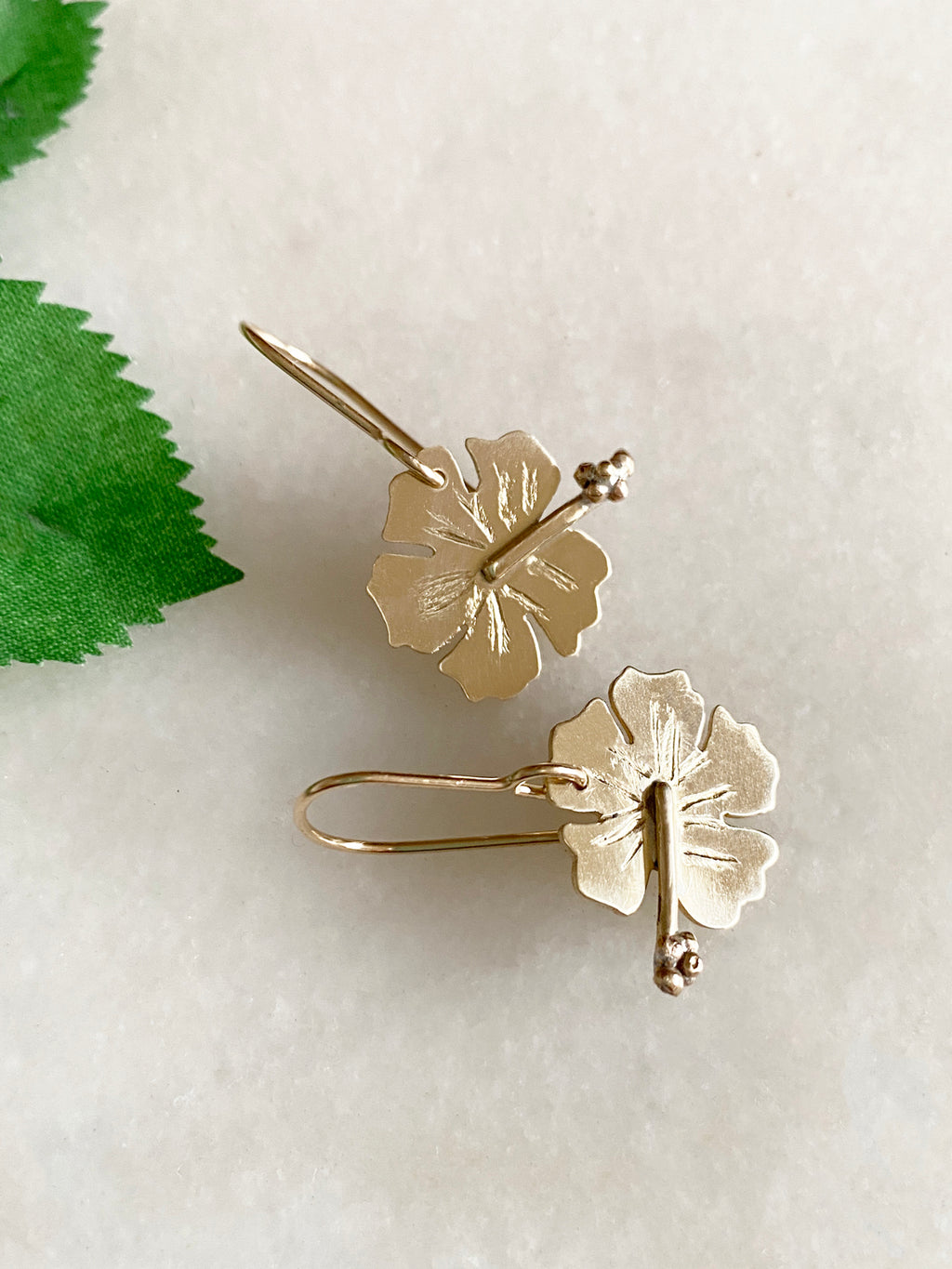 Örhängen hibiskus blomma i mässing