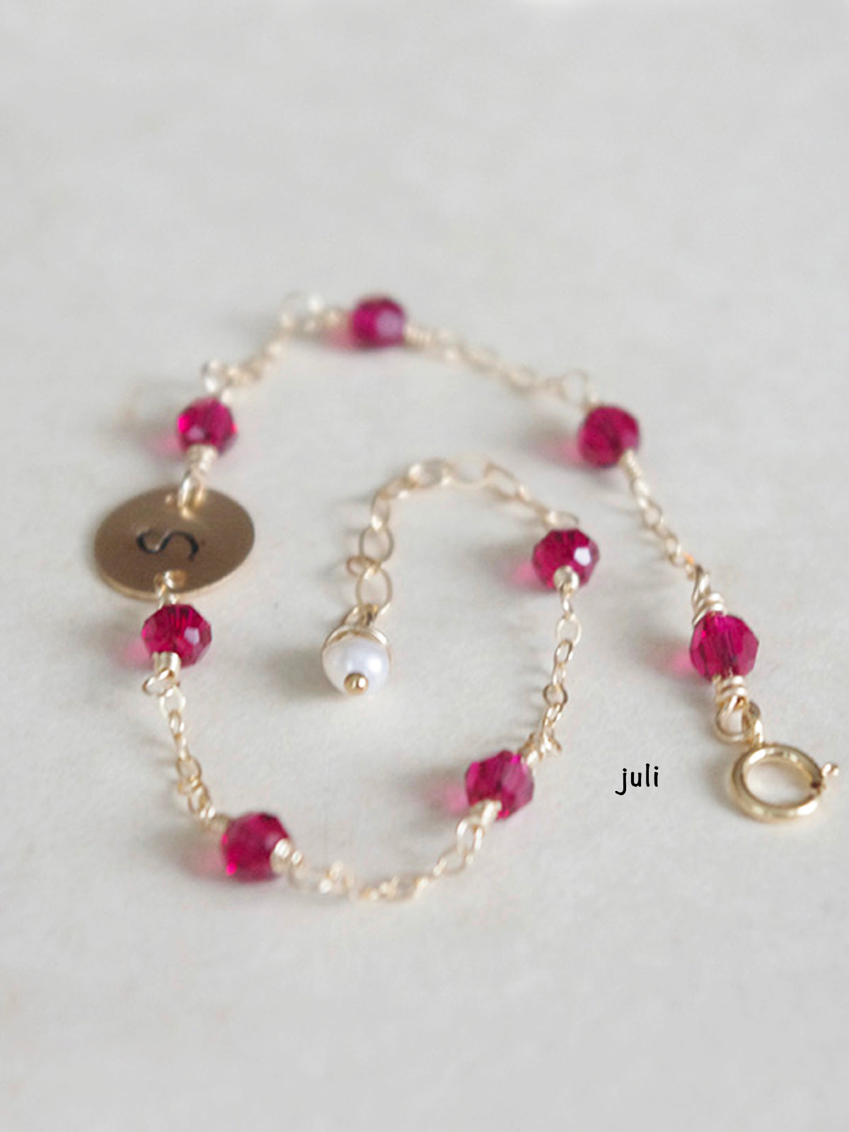 Armband 14k gold filled med bokstavsbricka och månadssten, present till en liten flicka