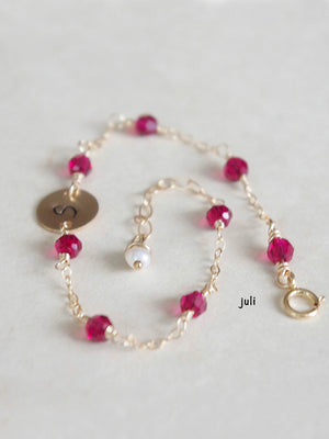 Armband 14k gold filled med bokstavsbricka och månadssten, present till en liten flicka