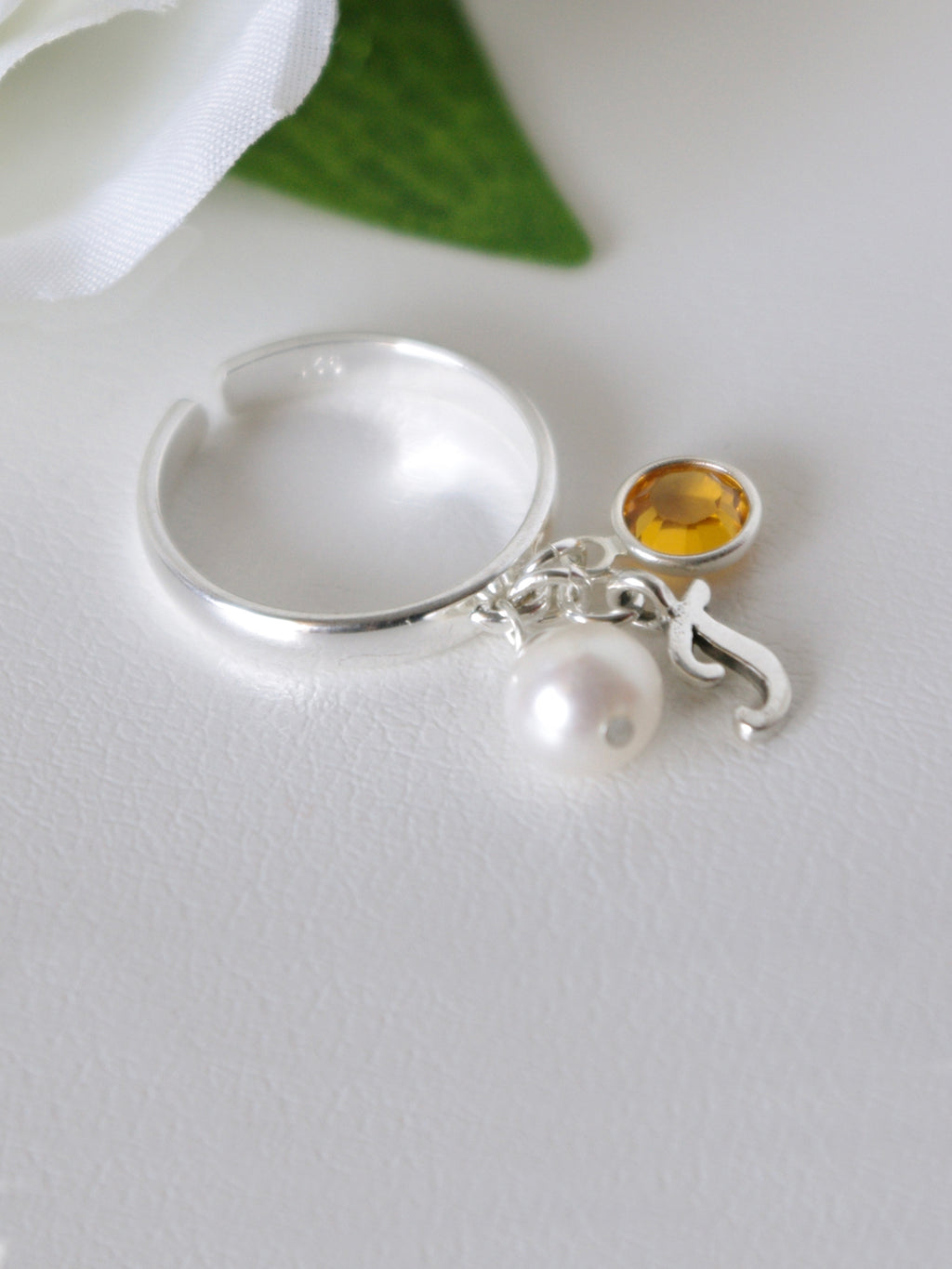 Ring justerbar med bokstav månadssten sötvattenpärla Sterling silver, ring med berlock