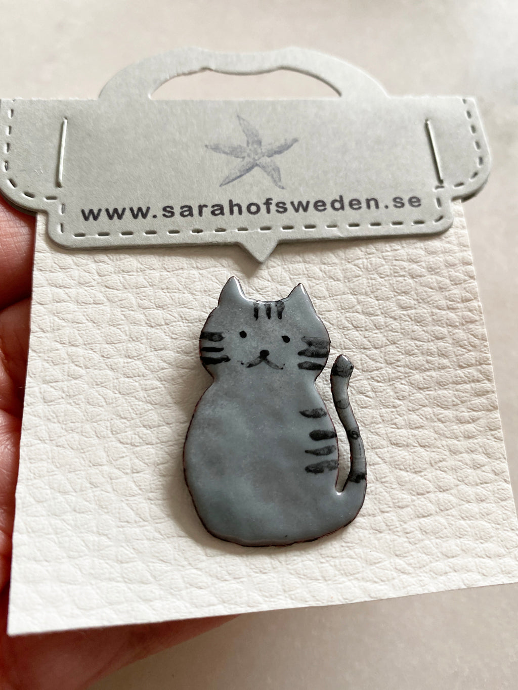Brosch grå katt i emalj