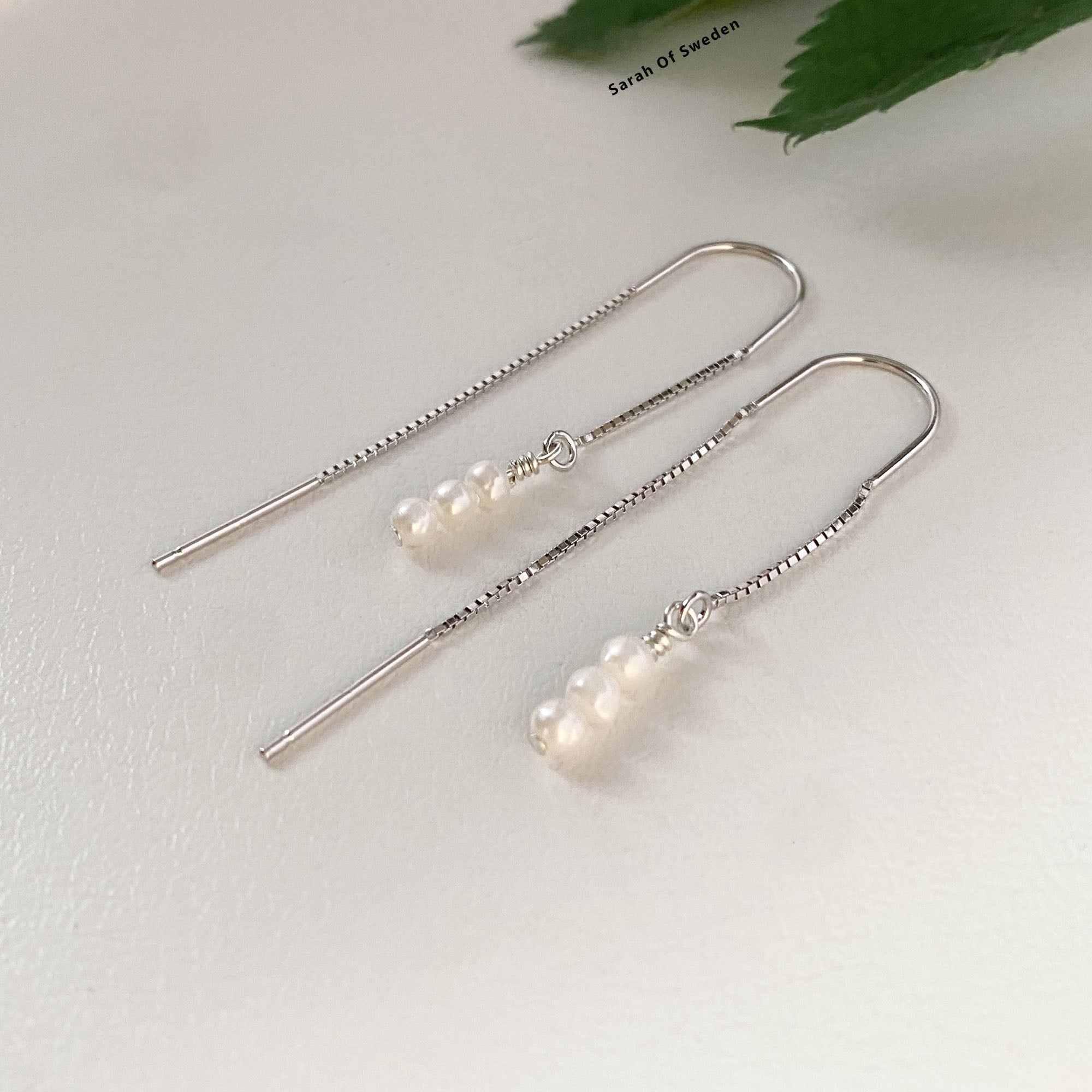 Trendiga halvlånga silverörhängen sötvattenpärla kedja dra igenom örat