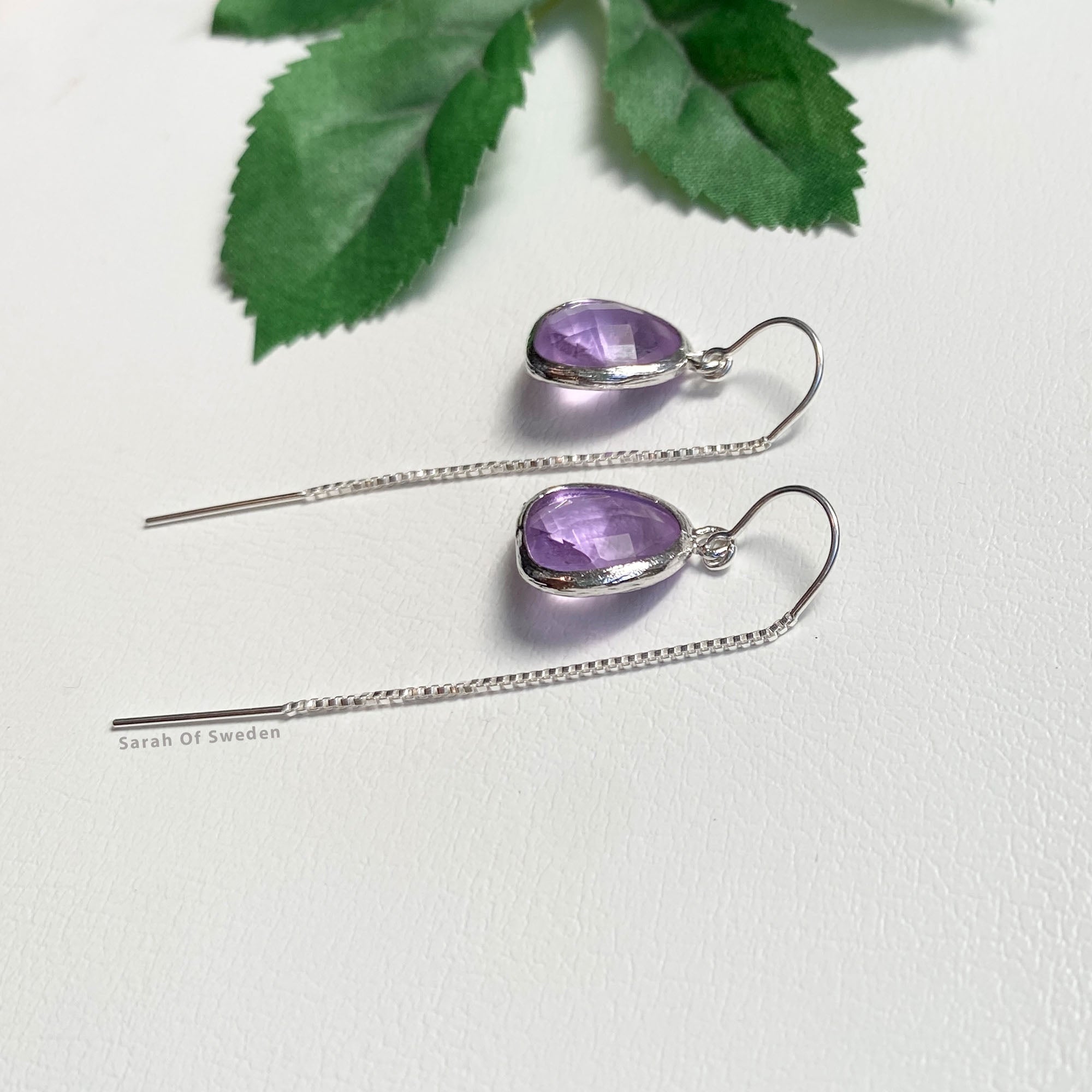 Örhängen i Sterling silver kedja med ljuslila glasberlock