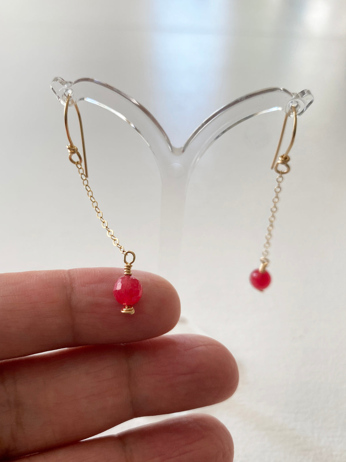 14k gold filled örhängen med kedja och körsbärsröd sten