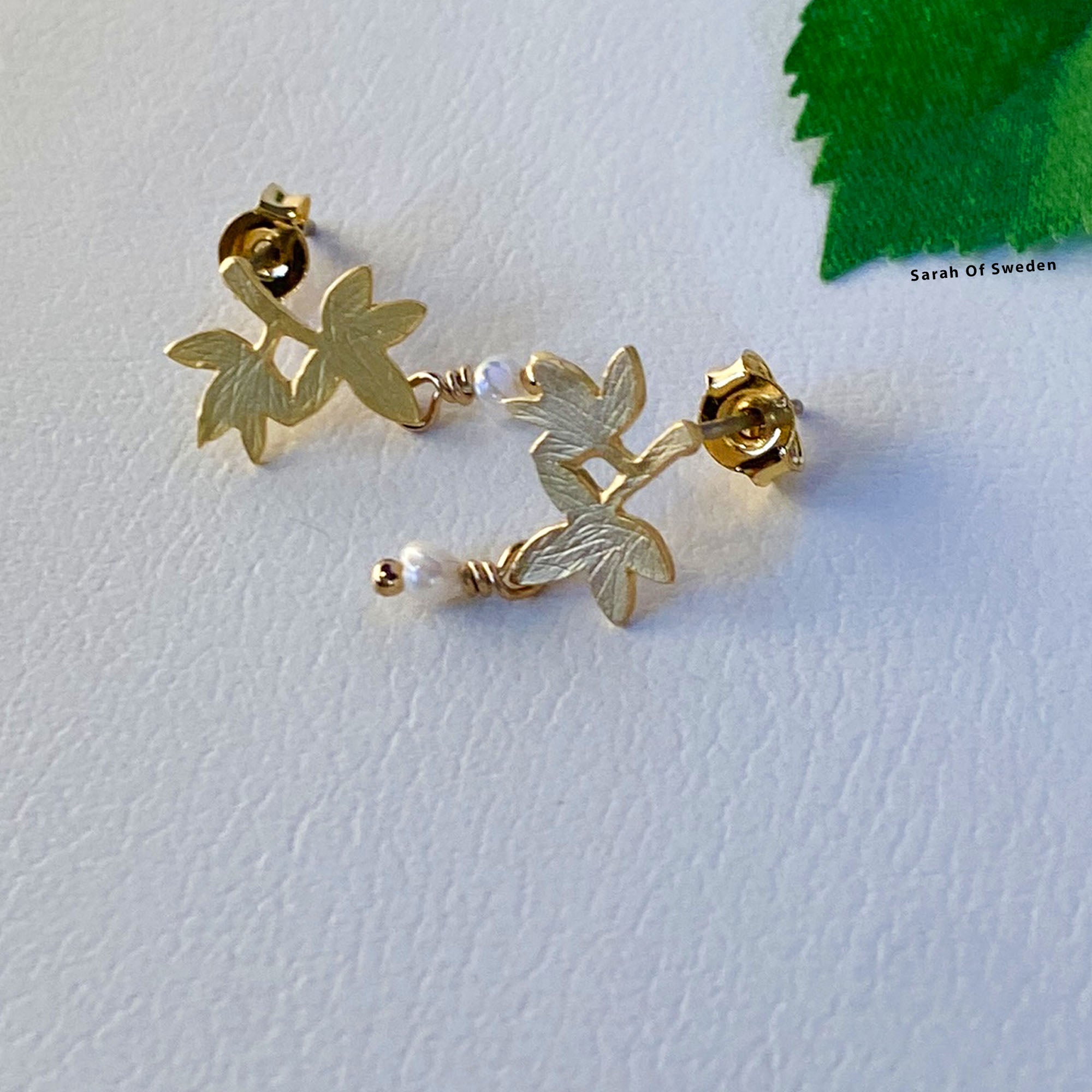 Kvist blad studs örhängen med sötvattenpärla