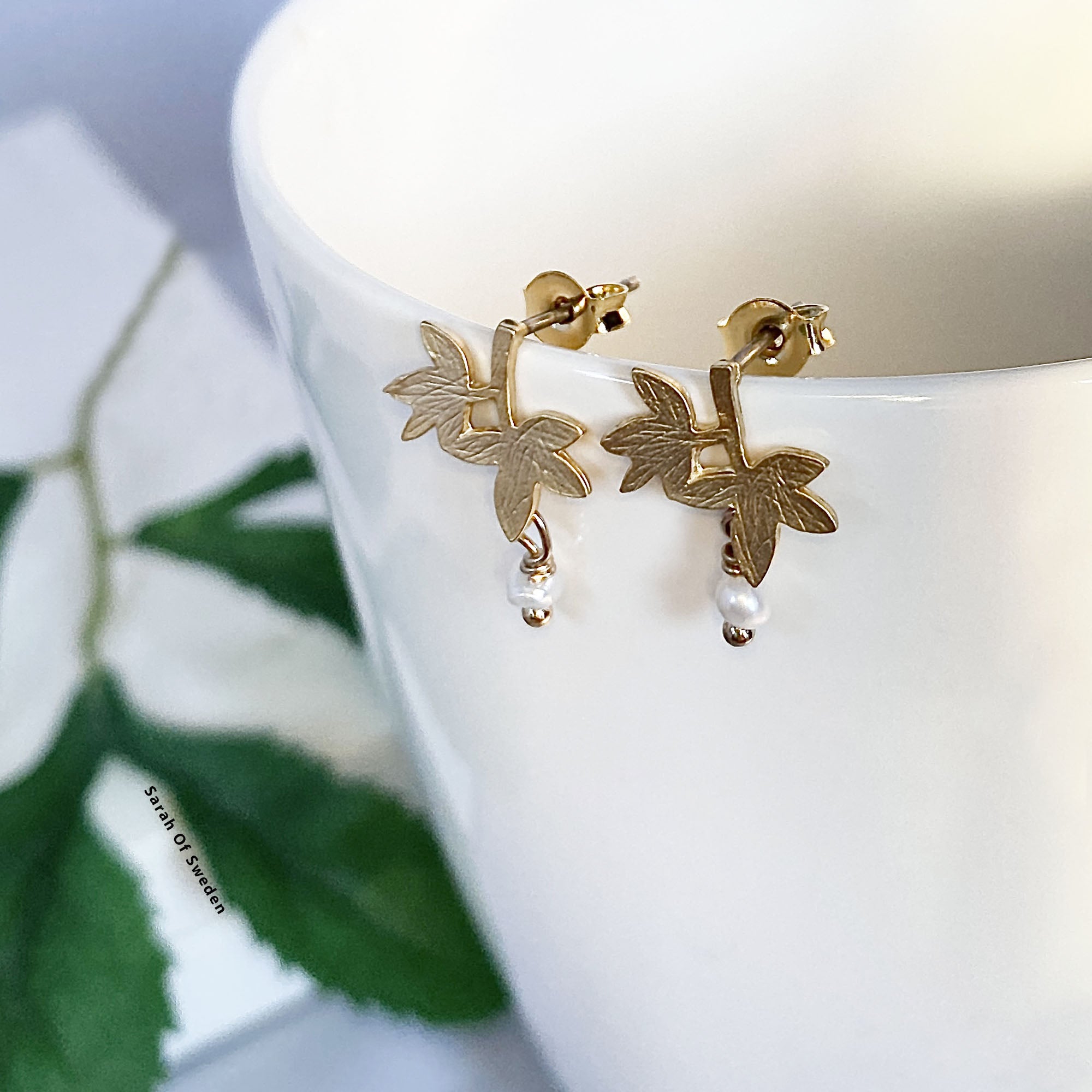 Kvist blad studs örhängen med sötvattenpärla