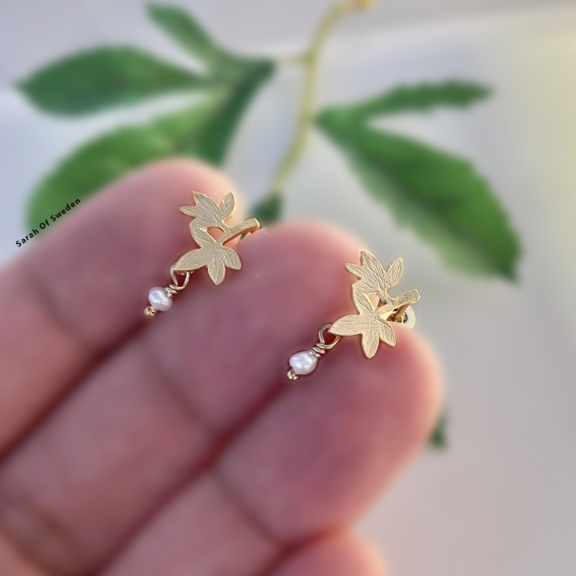 Kvist blad studs örhängen med sötvattenpärla