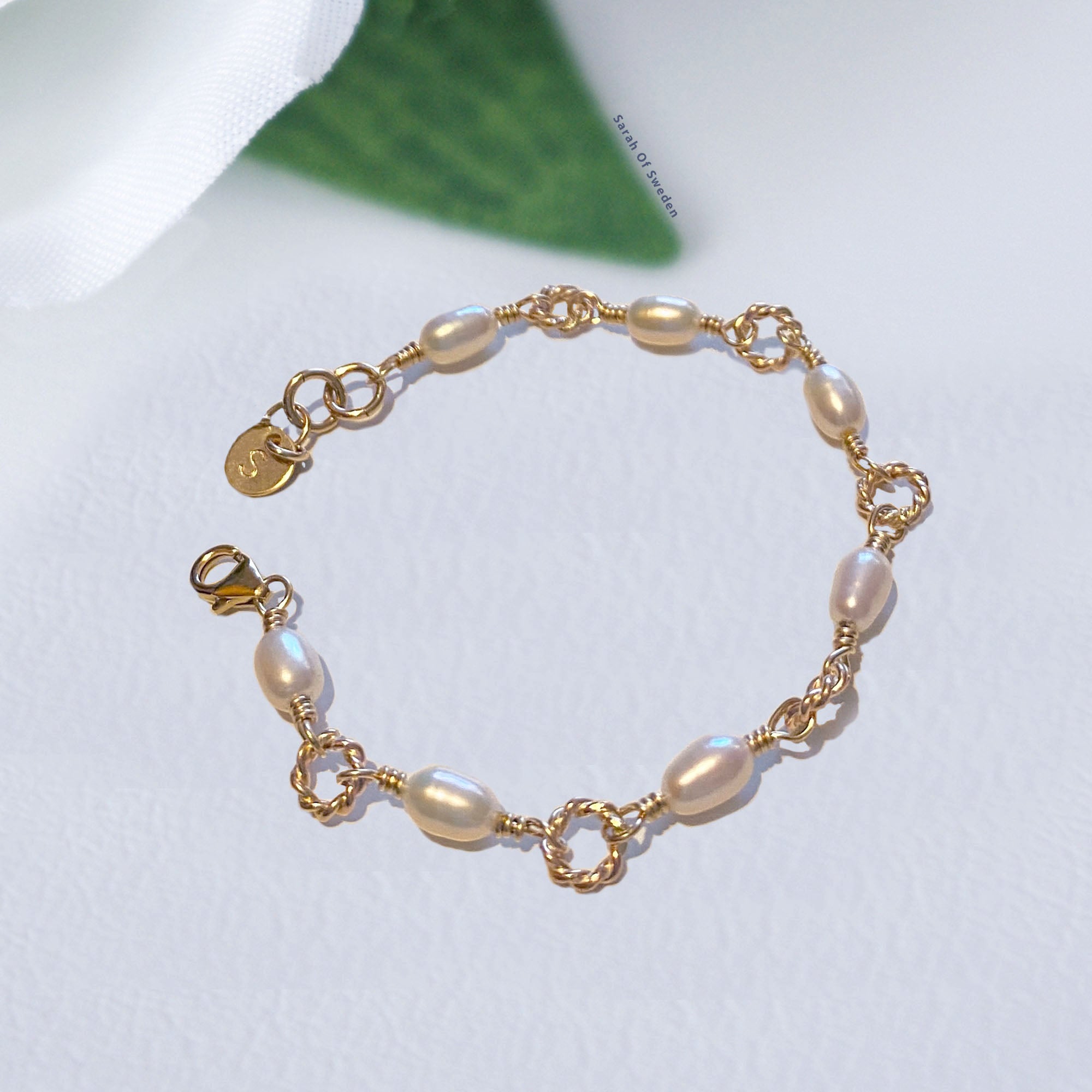 Personligt armband i 14K gold filled med sötvattenpärla och bokstavsbricka