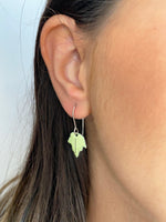 Gulgröna små blad emalj örhängen