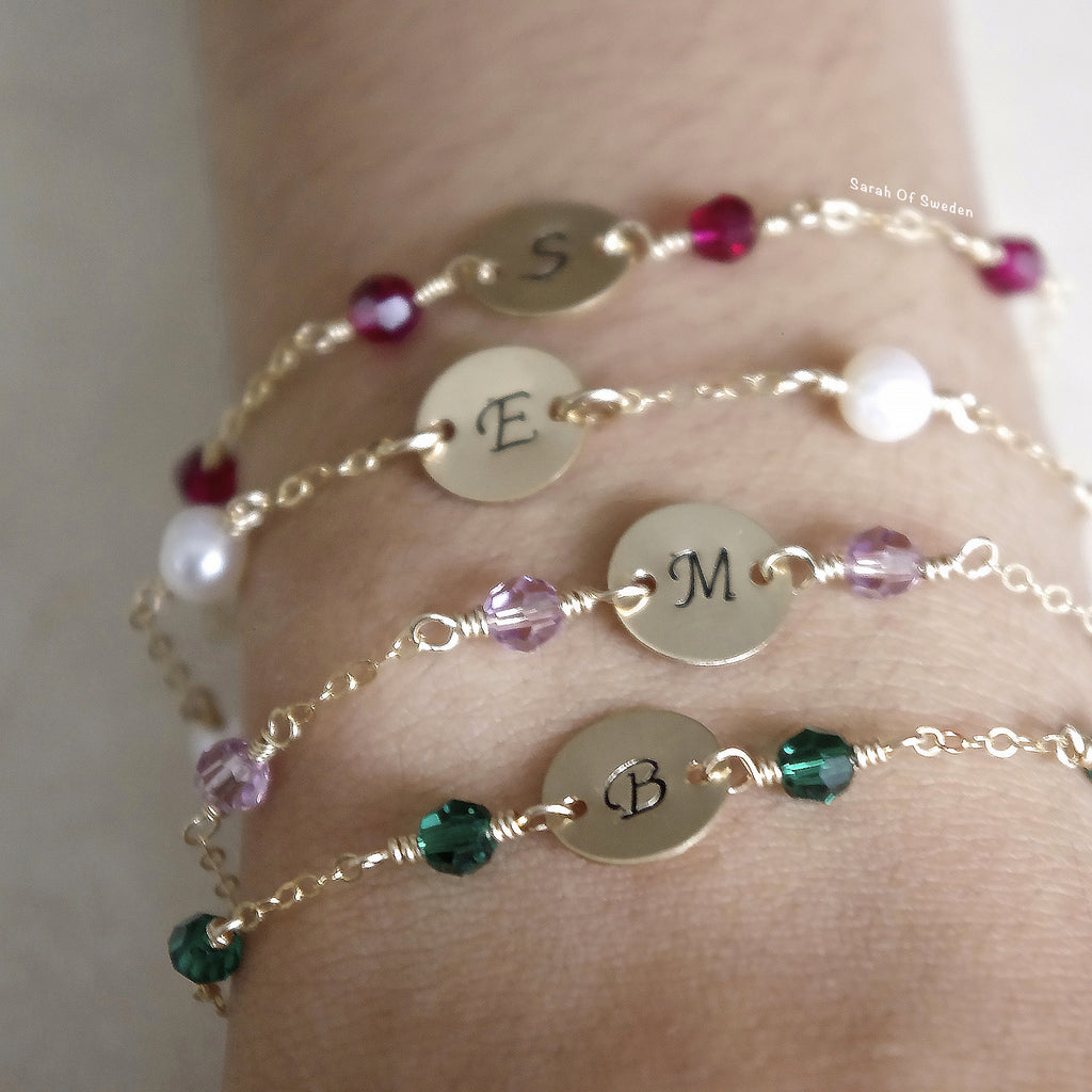 Armband 14k gold filled med bokstavsbricka och månadssten, present till en liten flicka