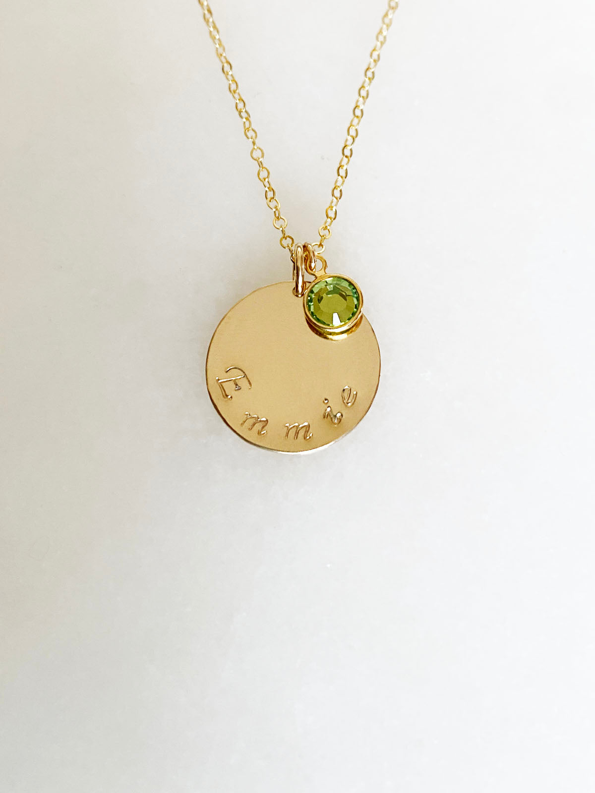Halsband med namn och månadssten, födelsedagspresent, doppresent, namngivningspresent