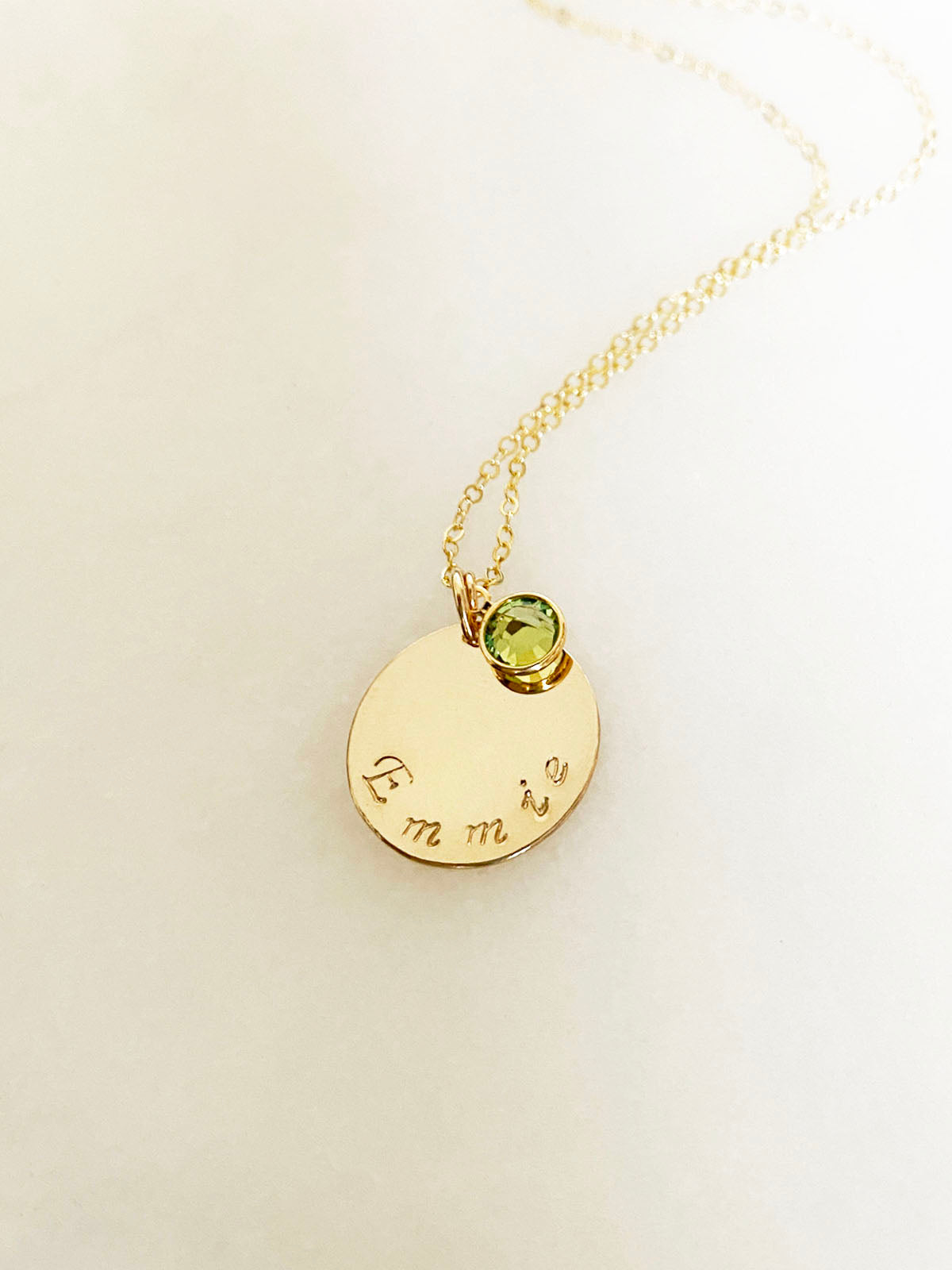 Halsband med namn och månadssten, födelsedagspresent, doppresent, namngivningspresent