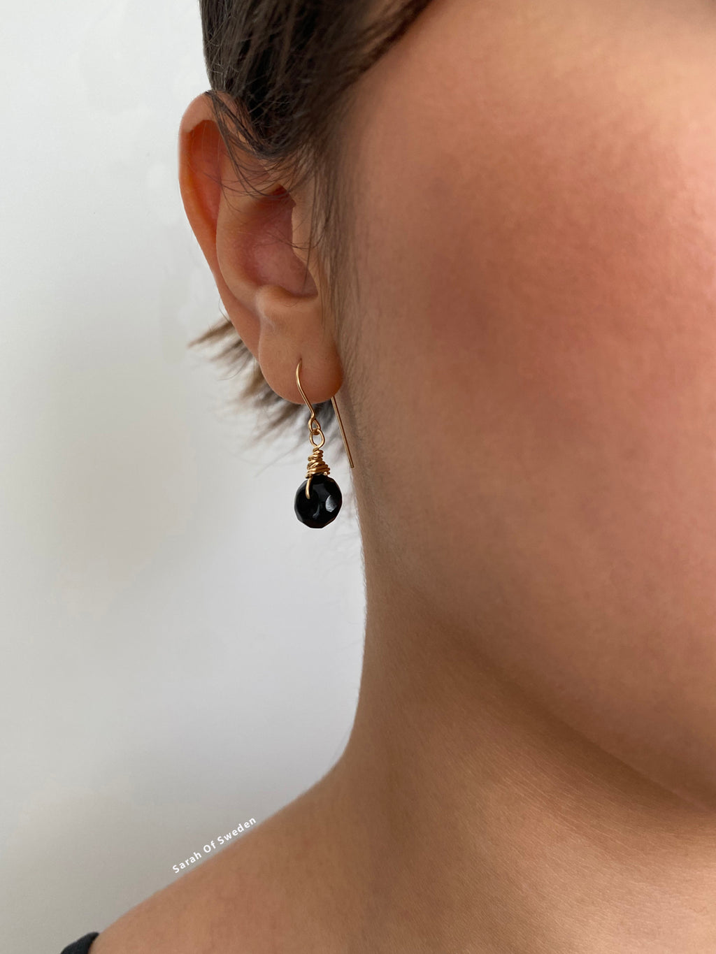 Korta söta örhängen 14k gold filled med svarta runda onyx stenar