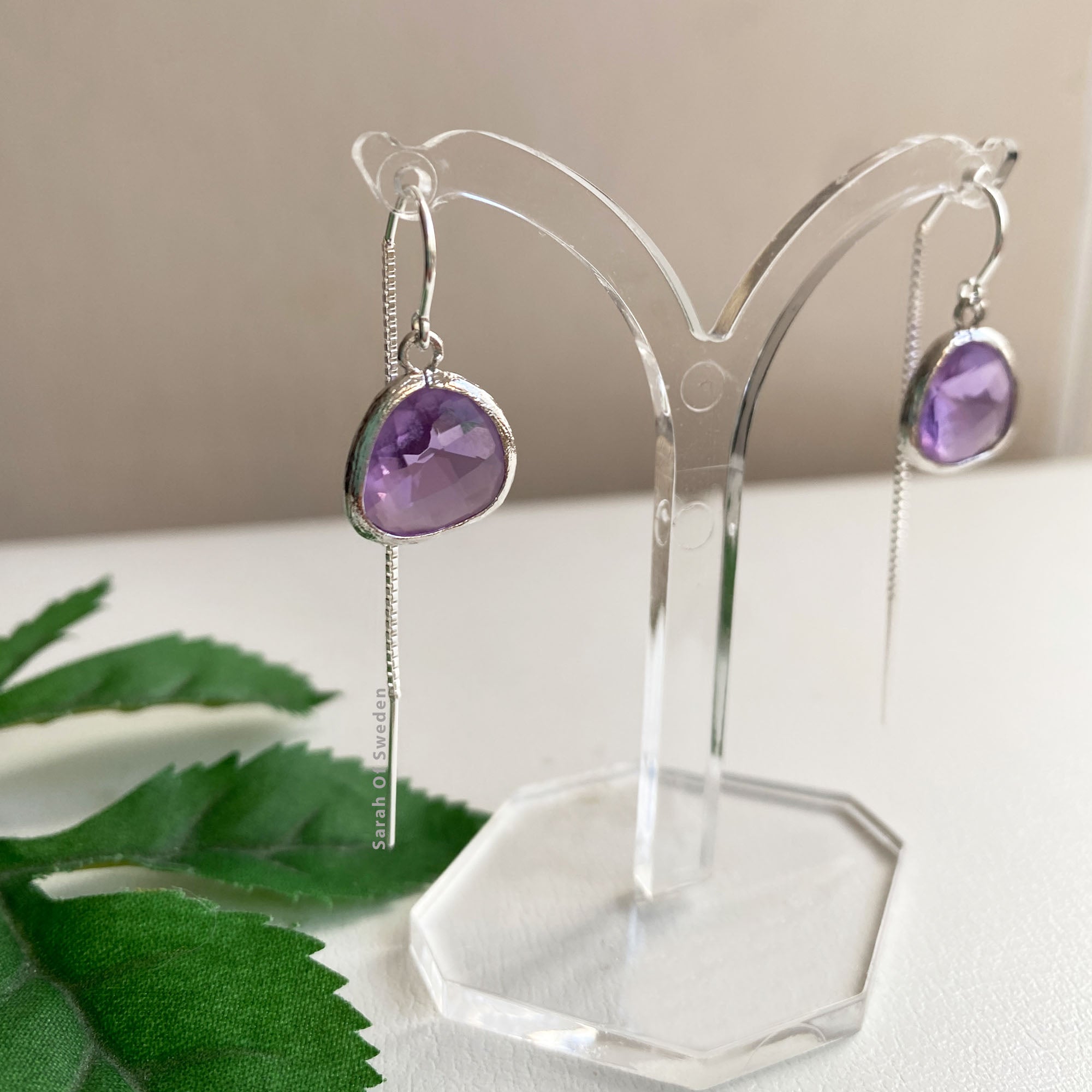 Örhängen i Sterling silver kedja med ljuslila glasberlock