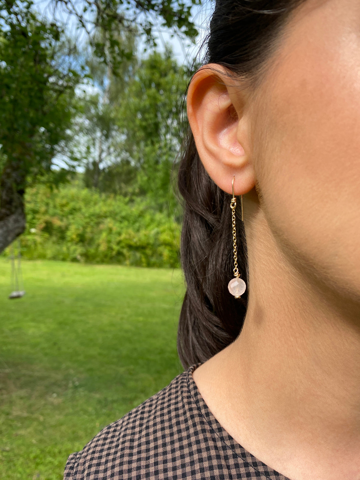14k gold filled örhängen med kedja och rosenkvarts sten
