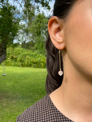 14k gold filled örhängen med kedja och rosenkvarts sten
