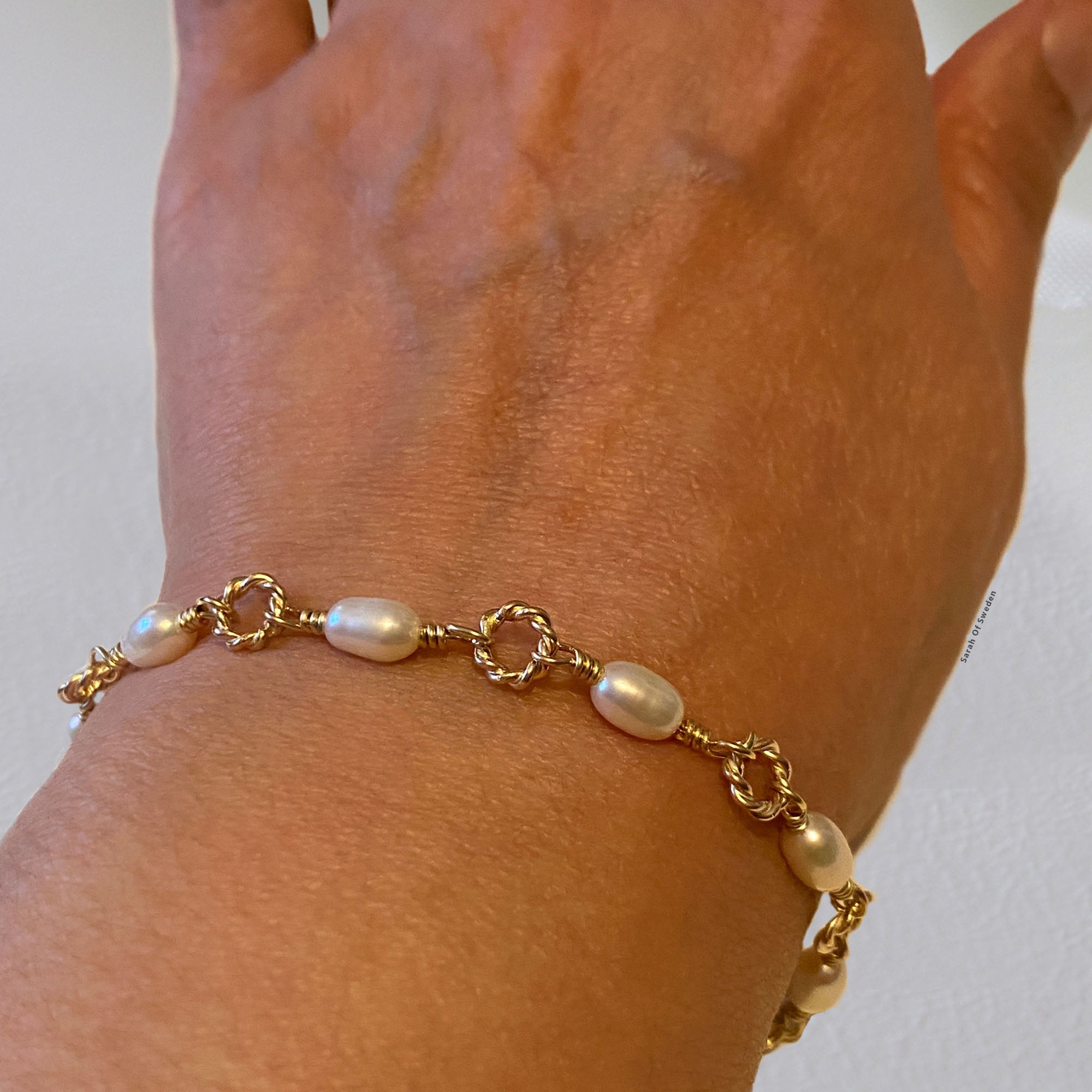 Personligt armband i 14K gold filled med sötvattenpärla och bokstavsbricka