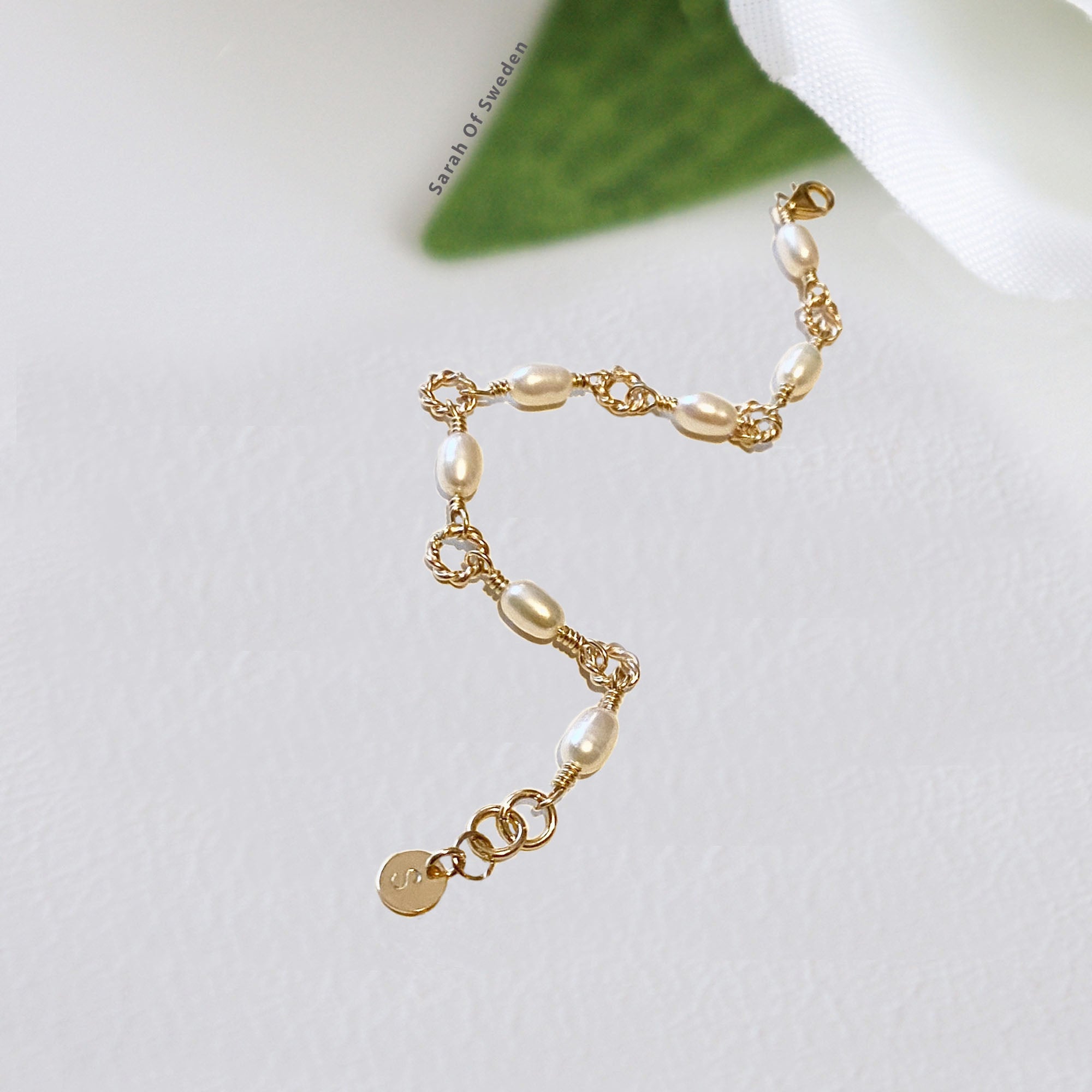 Personligt armband i 14K gold filled med sötvattenpärla och bokstavsbricka