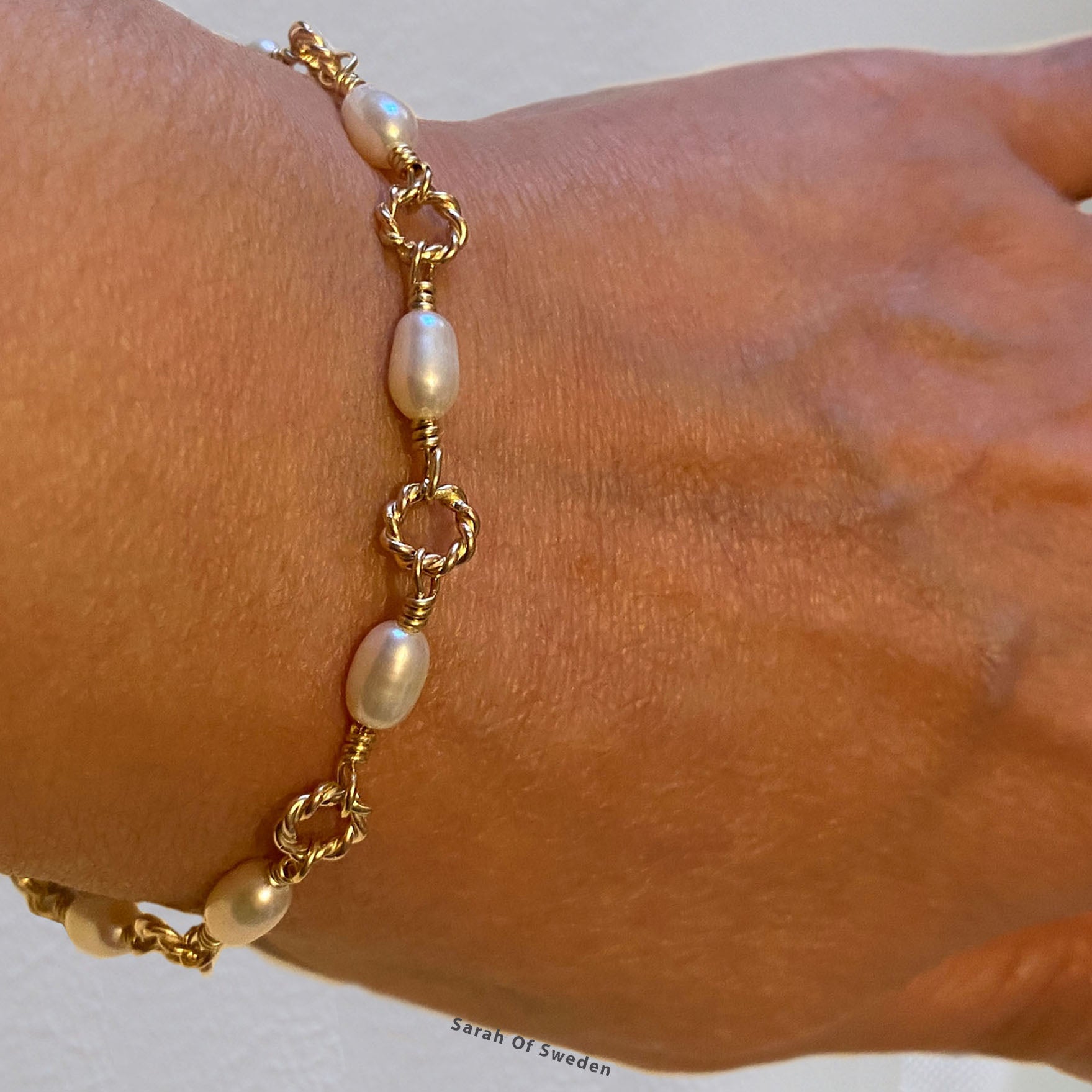 Personligt armband i 14K gold filled med sötvattenpärla och bokstavsbricka