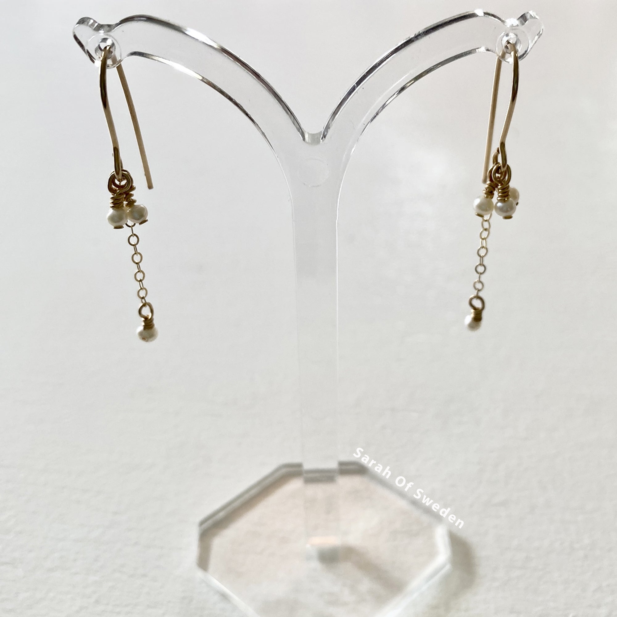 Klassiska halvlånga örhängen kedja och sötvattenpärlor 14k gold filled