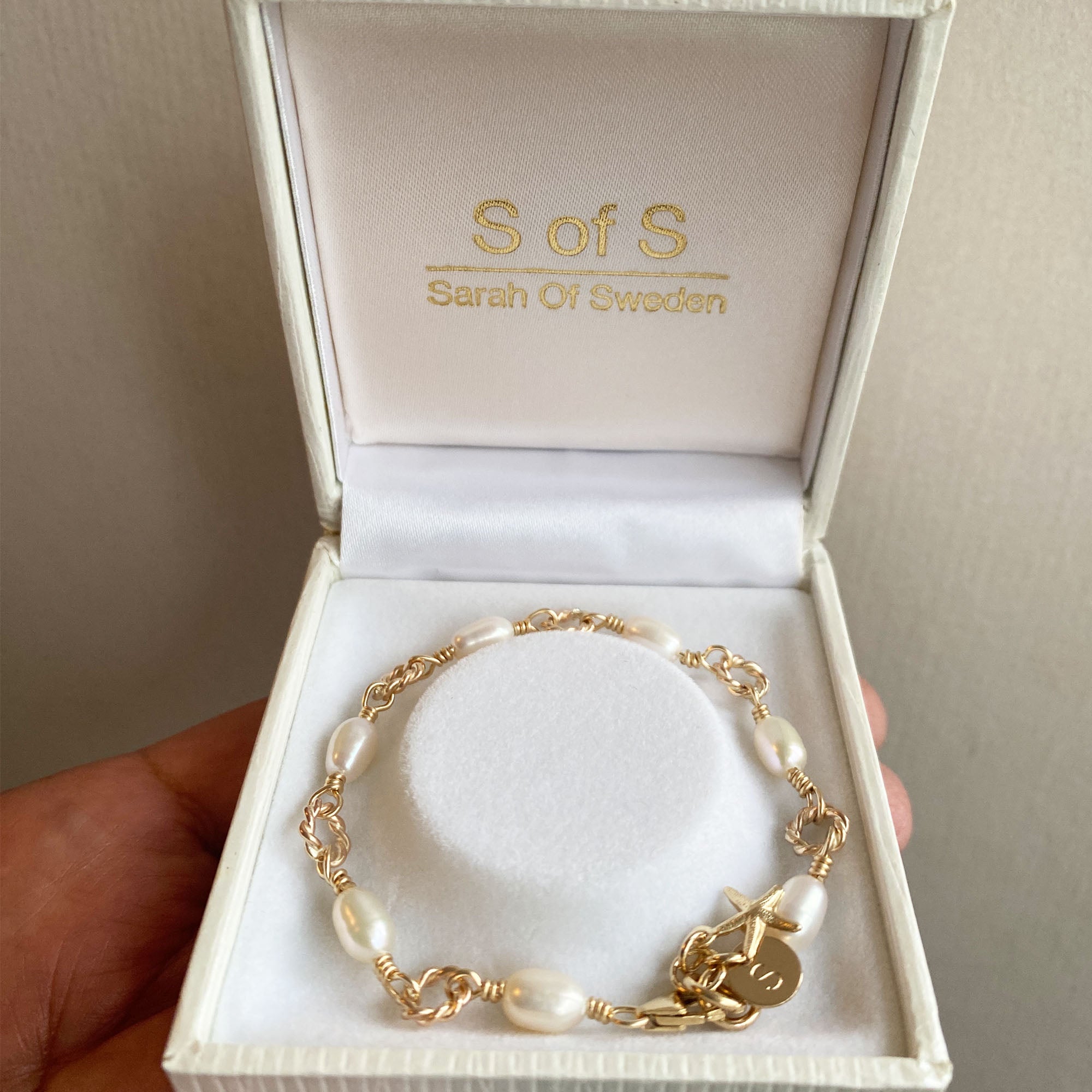 Personligt armband i 14K gold filled med sötvattenpärla och bokstavsbricka