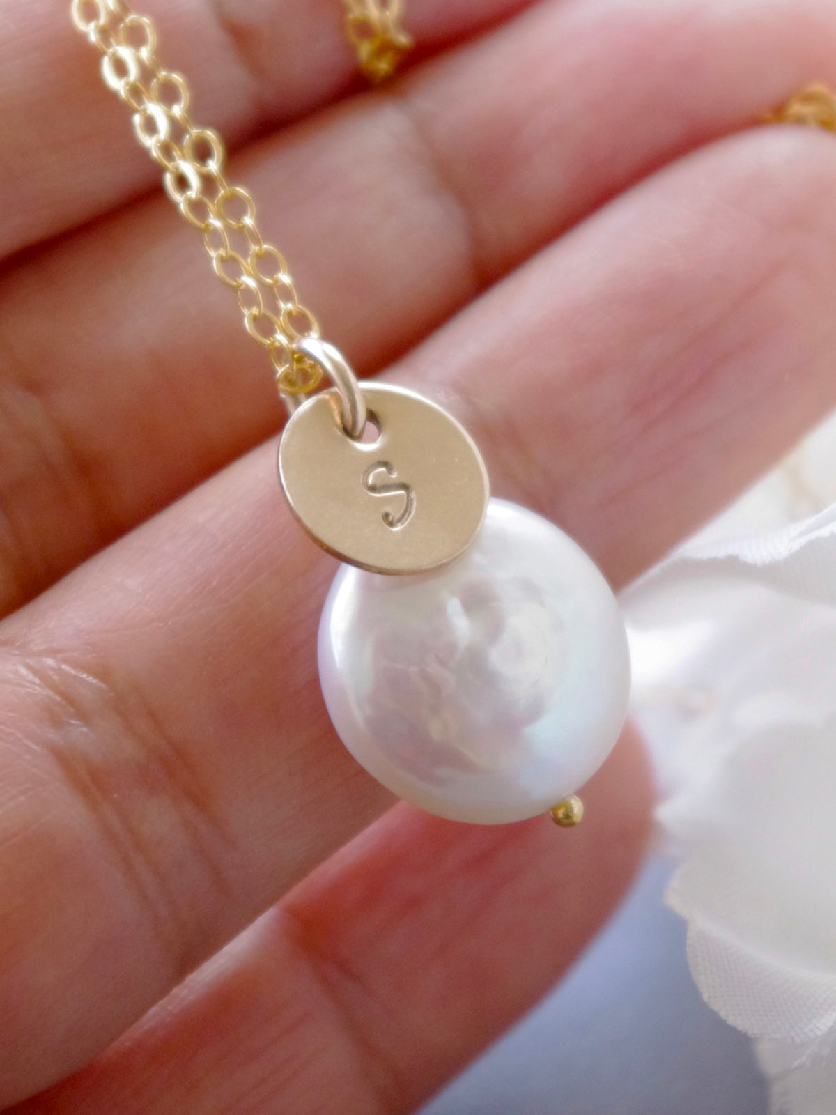 14k gold filled halsband med stor pärla och bokstavsbricka