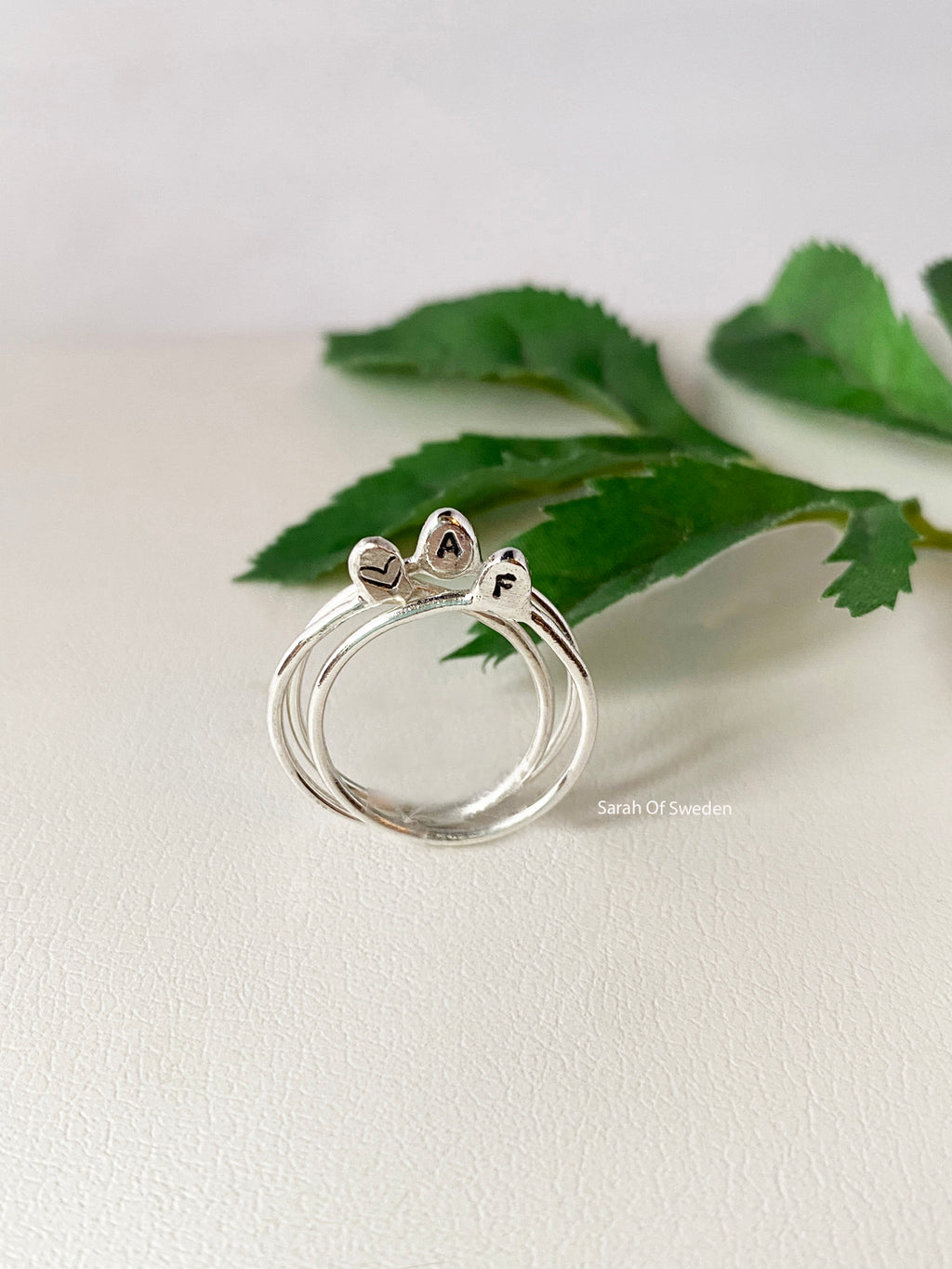 Tunna ringar i äkta silver med bokstav och hjärta, personliga ringar alla hjärtans dag