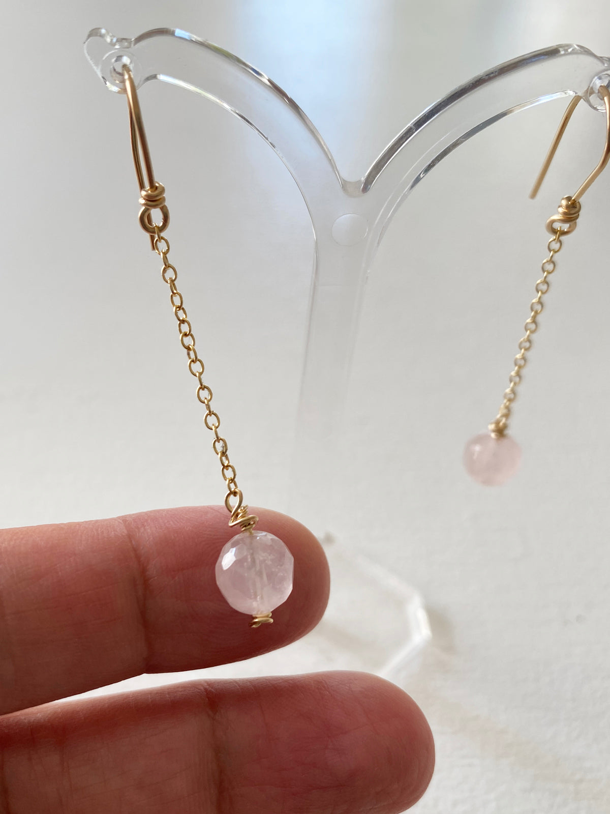 14k gold filled örhängen med kedja och rosenkvarts sten