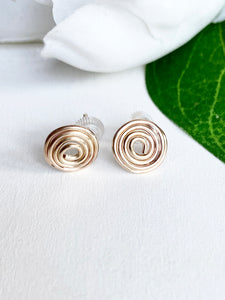 Snurrade spiral örhängen i 14k gold filled, stiftörhängen runda unisex