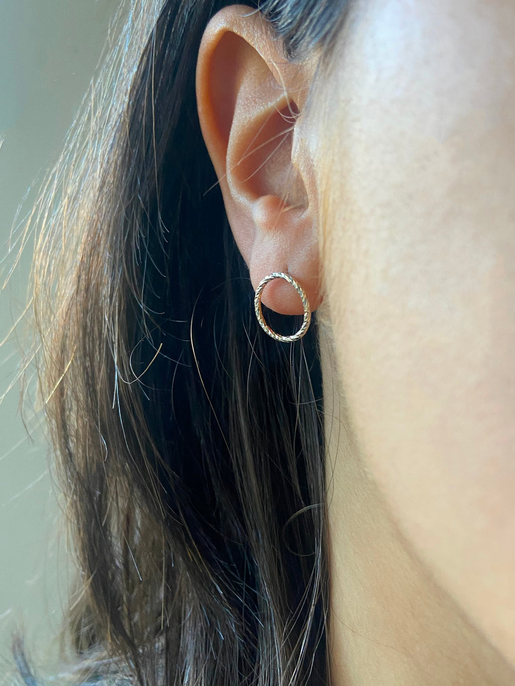 Cirkel örhängen i Sterling silver facetterad tråd