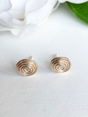 Snurrade spiral örhängen i 14k gold filled, stiftörhängen runda unisex