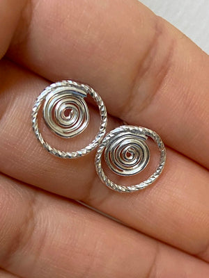 Örhängen cirklar stiftörhängen spiral äkta silver
